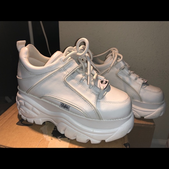 buffalo london low top platform sneaker